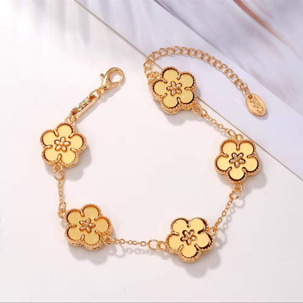 Beautiful flower gold tone 5 petals bracelet fashion